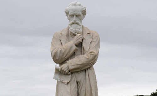 The life-sized statue of Charles Dickens has been returned to Sydney. The life-sized statue of Charles Dickens has been returned to Sydney.